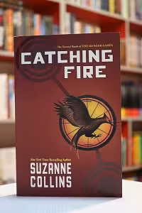 Catching Fire – Hunger Games 2 اثر  Suzanne Collins