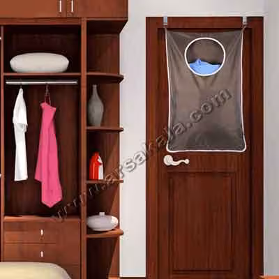 کیسه لباس چرک پشت دری
