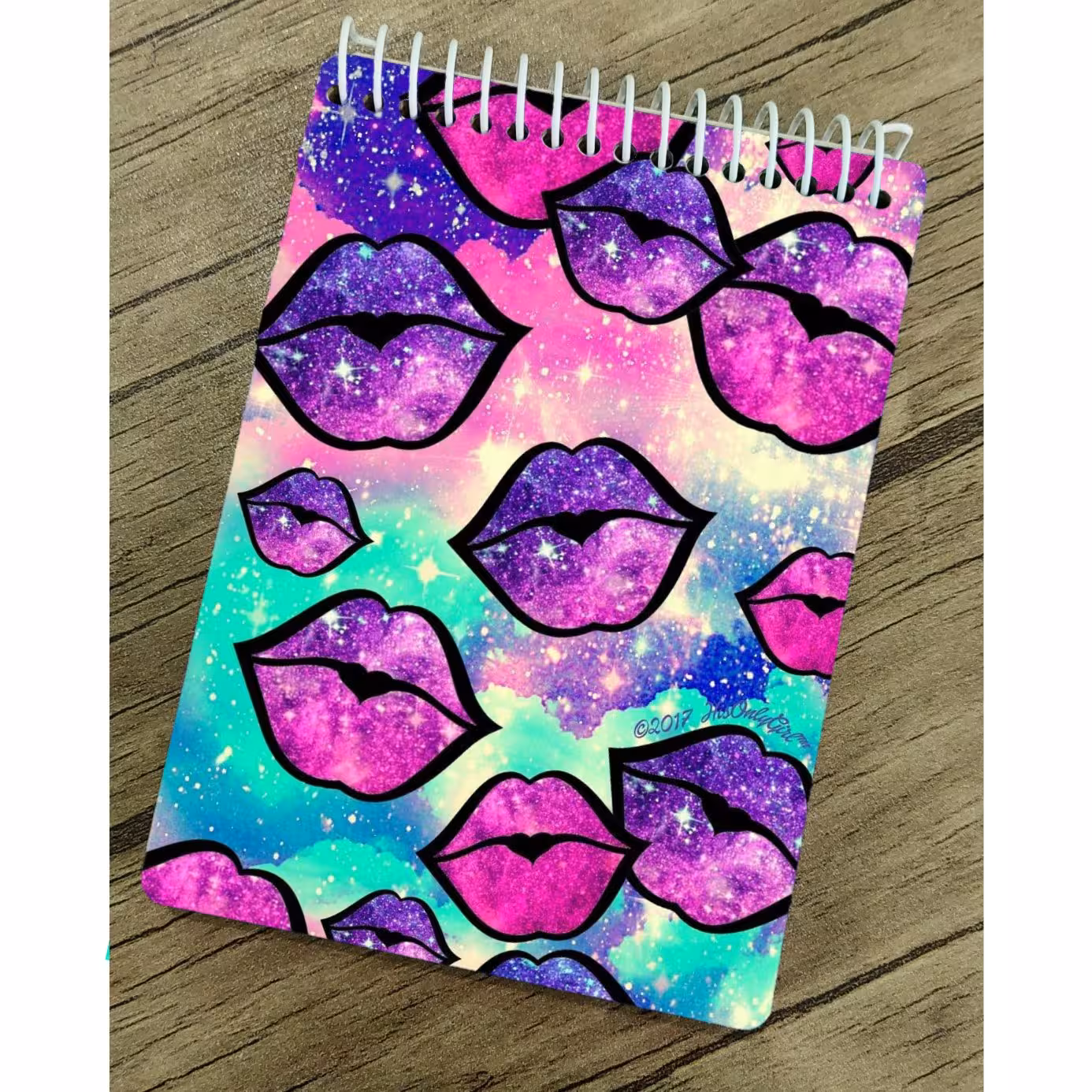 دفتر  با کاغذ کرافت طرح اکلیلی دخترانه  لب   ملزومات بولت ژورنال و اسکریپ بوک