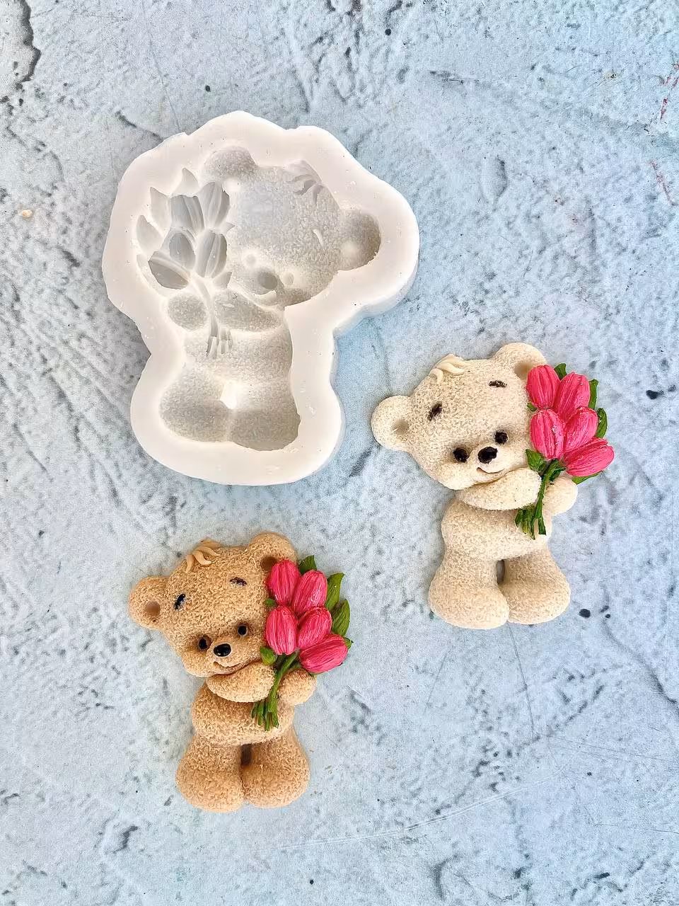 قالب سیلیکونی تدی با گل لاله پشت تخت