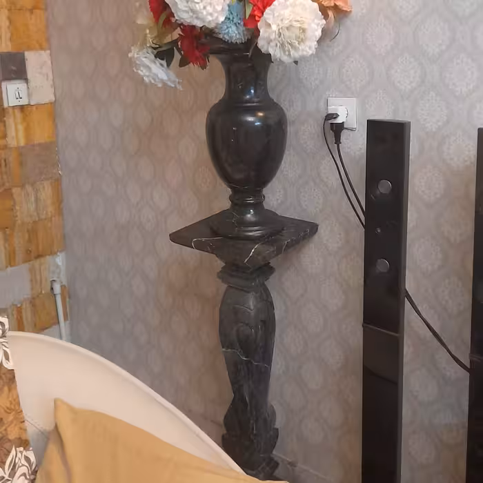 میز و پایه سنگی (قرارگیری گلدان و مجسمه و دکوری) سنگ مشکی نجف آباد