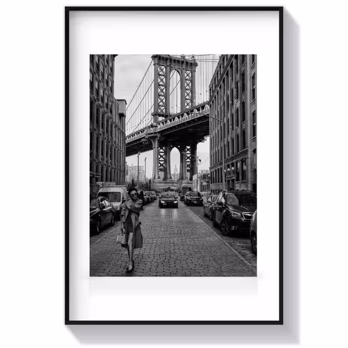تابلو سیاه سفید طرح Woman by Manhattan Bridge
