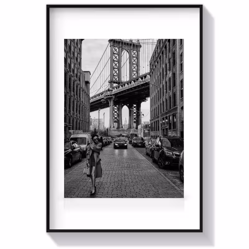 تابلو سیاه سفید طرح Woman by Manhattan Bridge