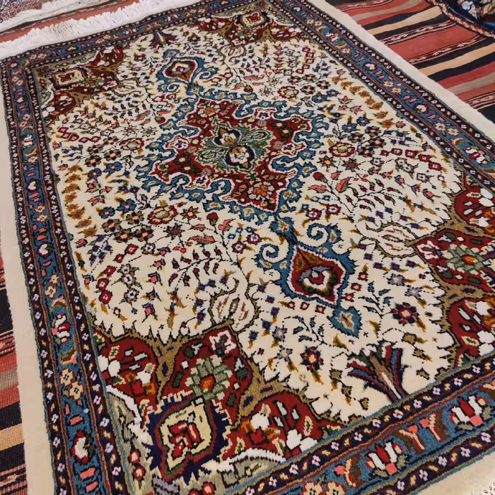 فرش دستبافت یک و نیم  متری طرح ترنج کد SH 95