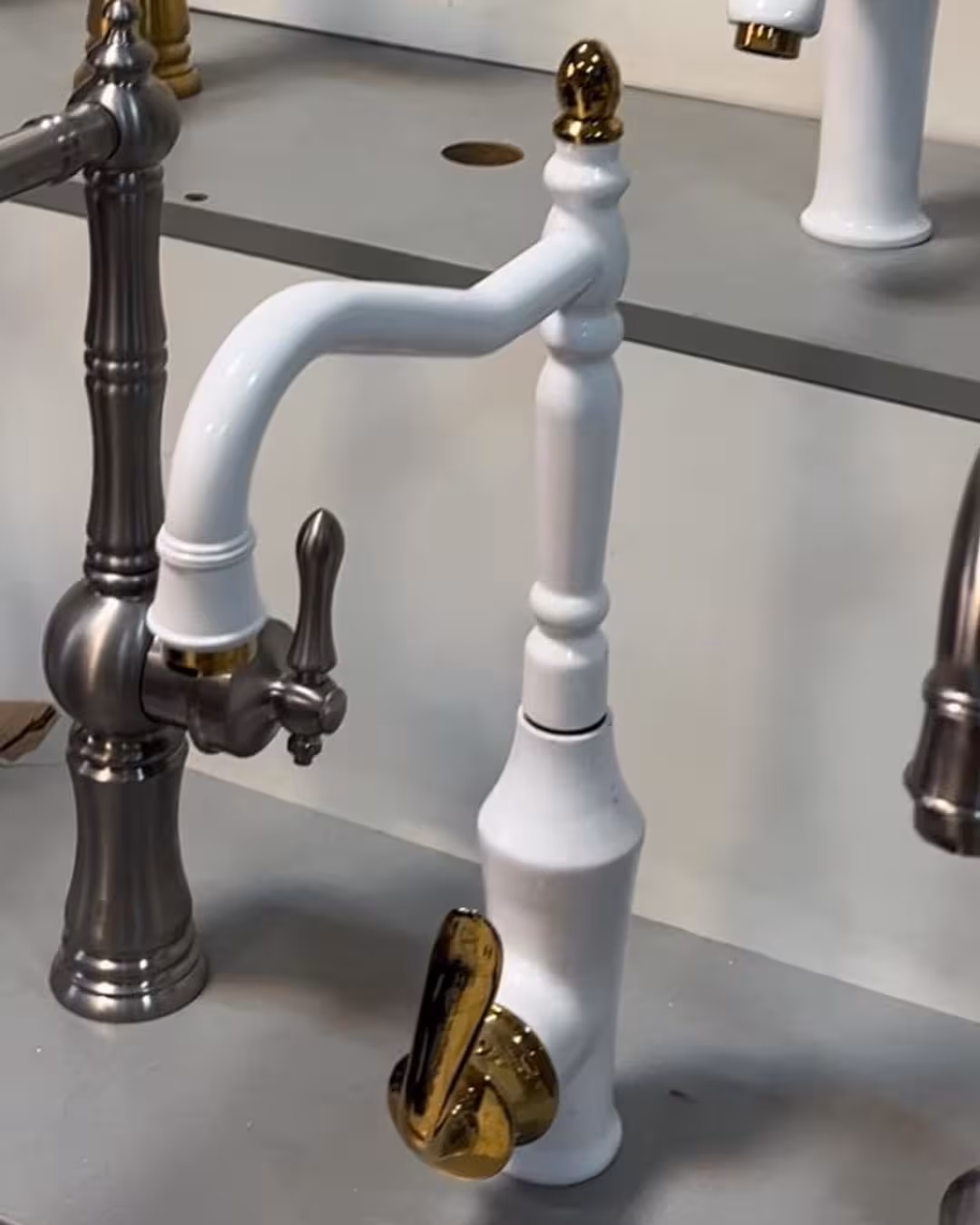 ست شیرالات مدل بامبو رنگ سفید طلا همراه علم دوش یونیورست سفید طلا