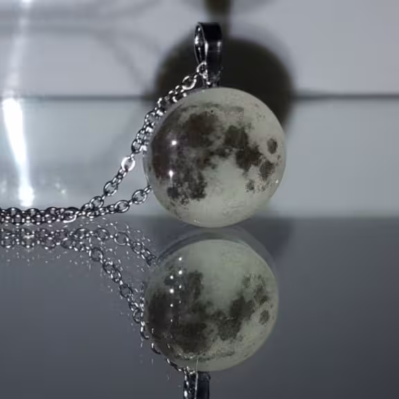 گردنبند رزین طرح هلال ماه شب تاب