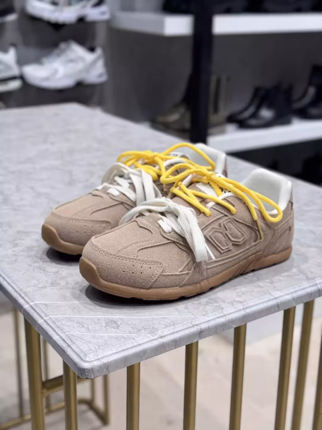 کتونی نیوبالانس وارداتی کد L3021 رنگ خاکی سایز 37