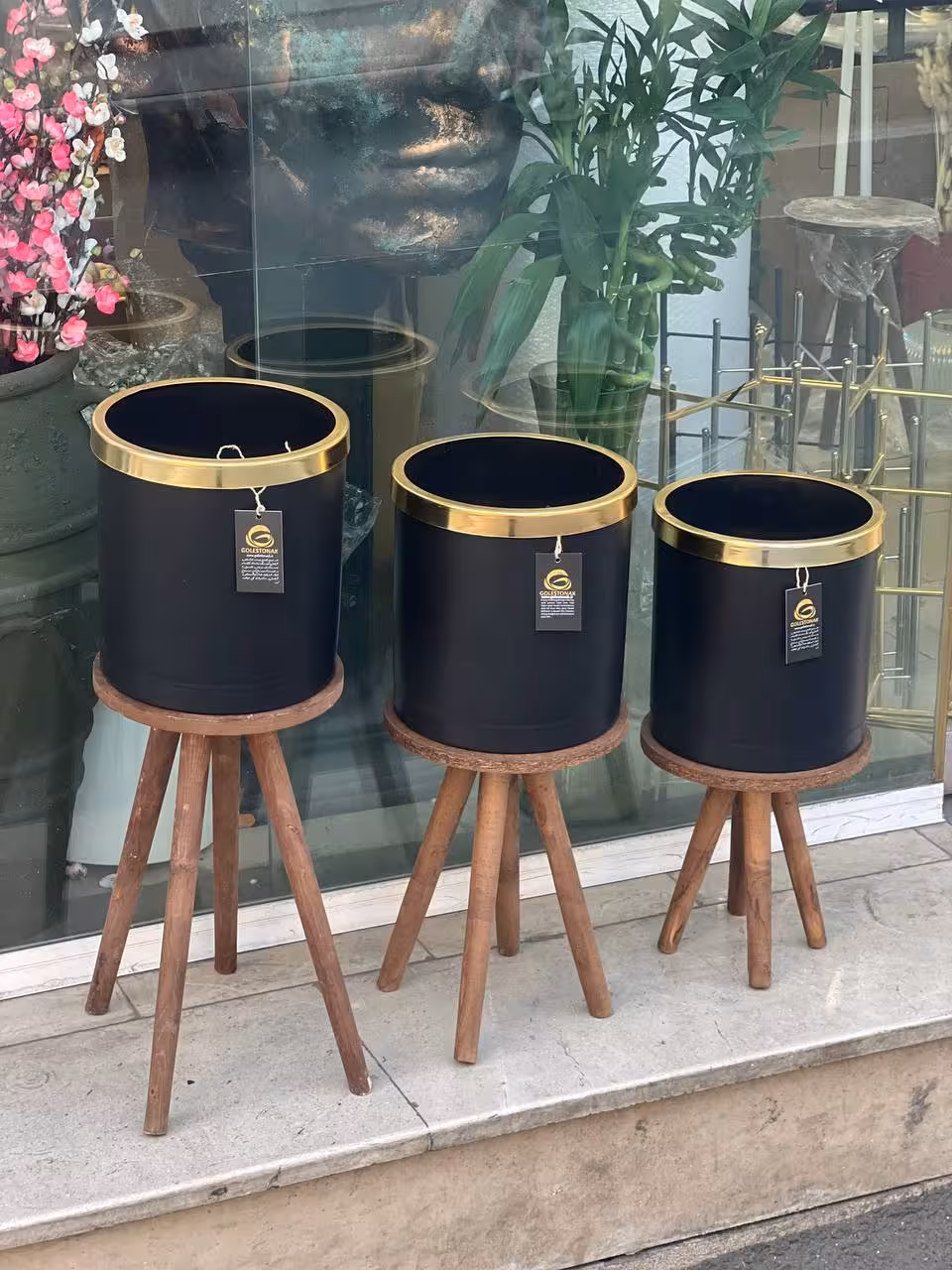 استند چوبی 3عددی با گلدان پلیمری مشکی دهنه25