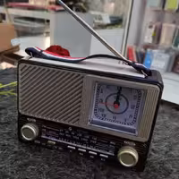اسپیکر رادیویی  دارای چراغ قوه ،باند بسیار قوی 