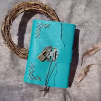 دفتر چرمی قفلدار، چرم بزی سبز آبی، 19 در 14, صد برگ کاغذ نخودی رنگ