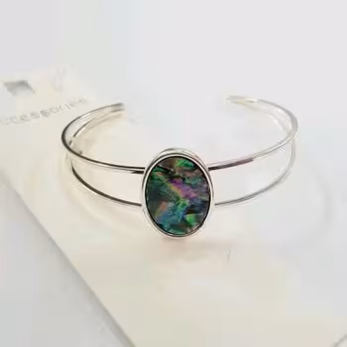 دستبند بنگل نقره ای کار شده با سنگ آبالون، فری سایز