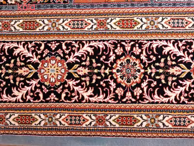 فرش ماشینی زمرد مشهد طرح خشتی مدل ترنج زمینه آبی