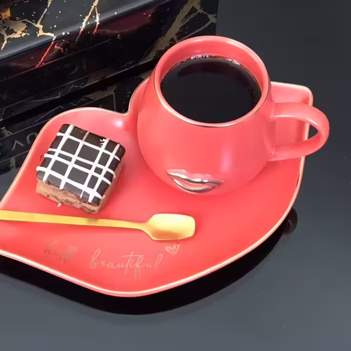 فنجان نعلبکی طرح لب