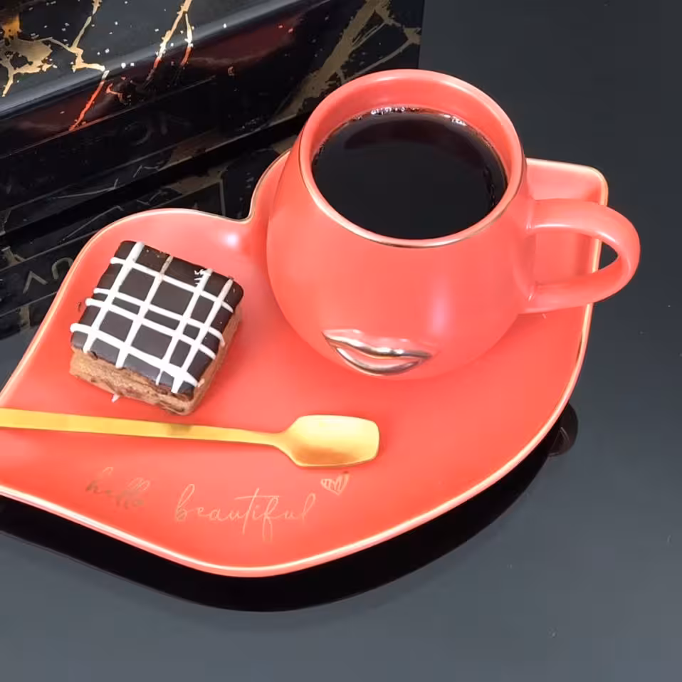 فنجان نعلبکی طرح لب