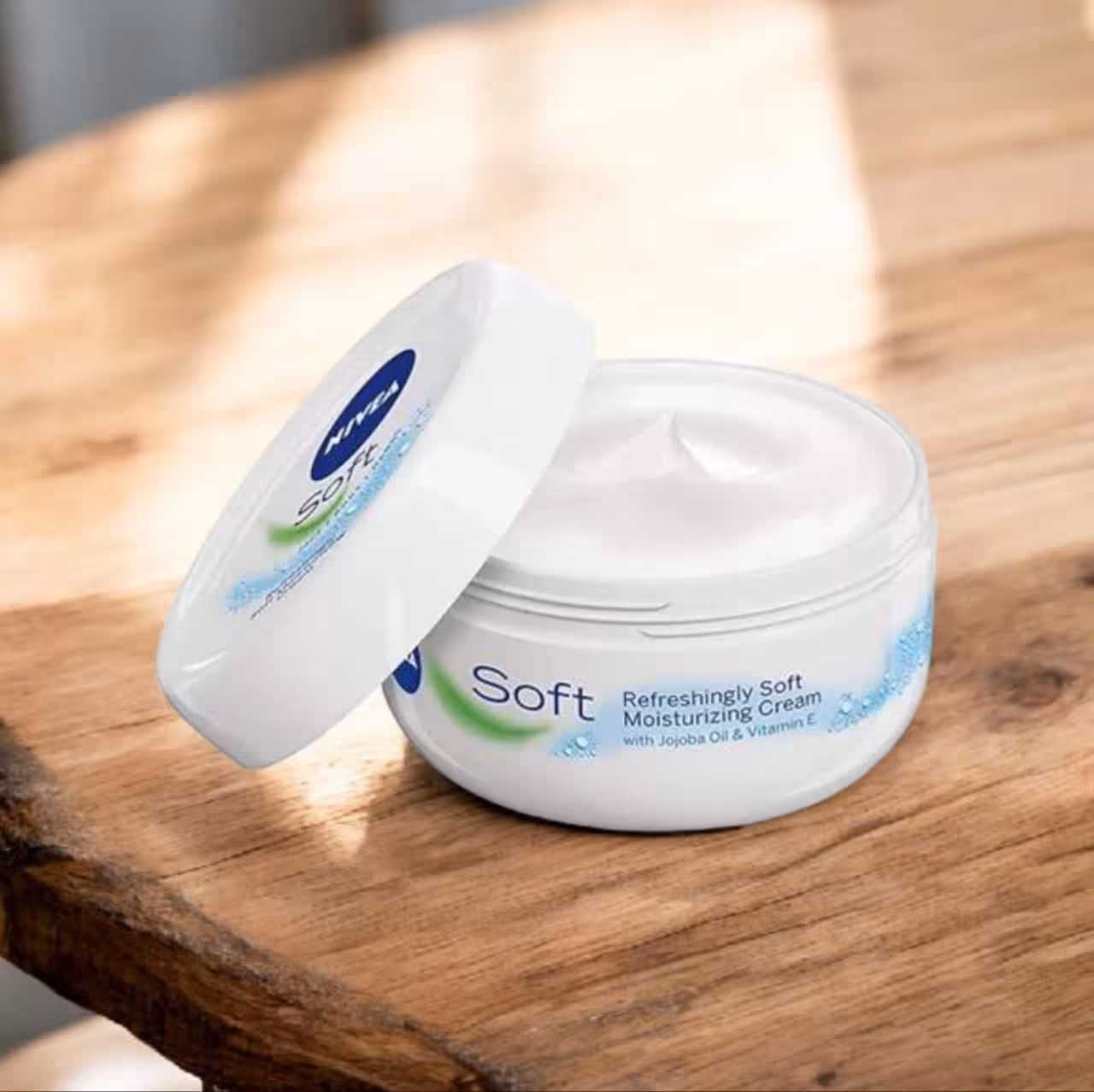 کرم مرطوب کننده NIVEA Soft نیوآ سافت