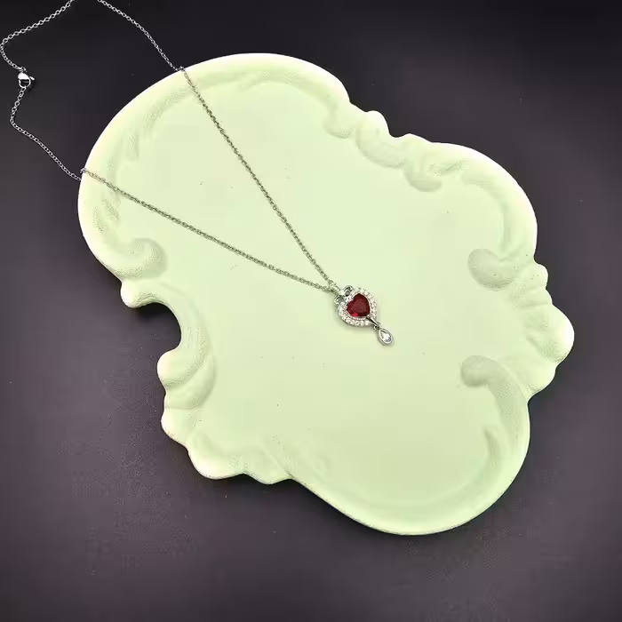 گردنبند جواهری زنانه طرح قلب نگینی قرمز