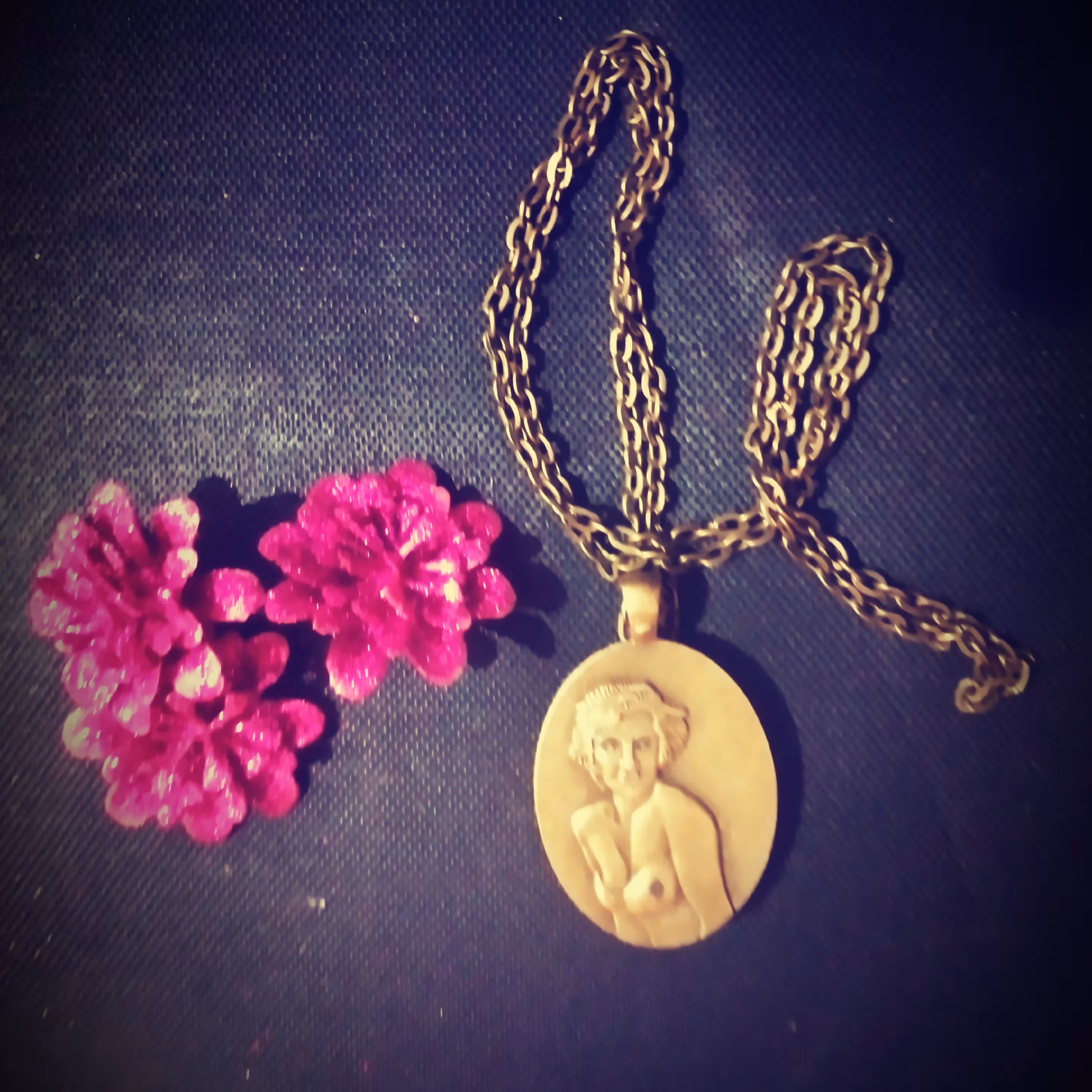 گردنبند اسپرت و شیک با جنسی عالی و مقاوم ورنگ ثابت