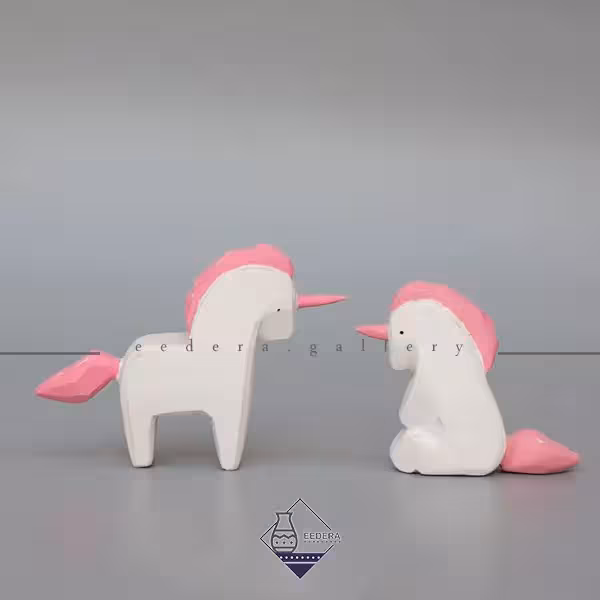 مجسمه اسب تک شاخ نشسته