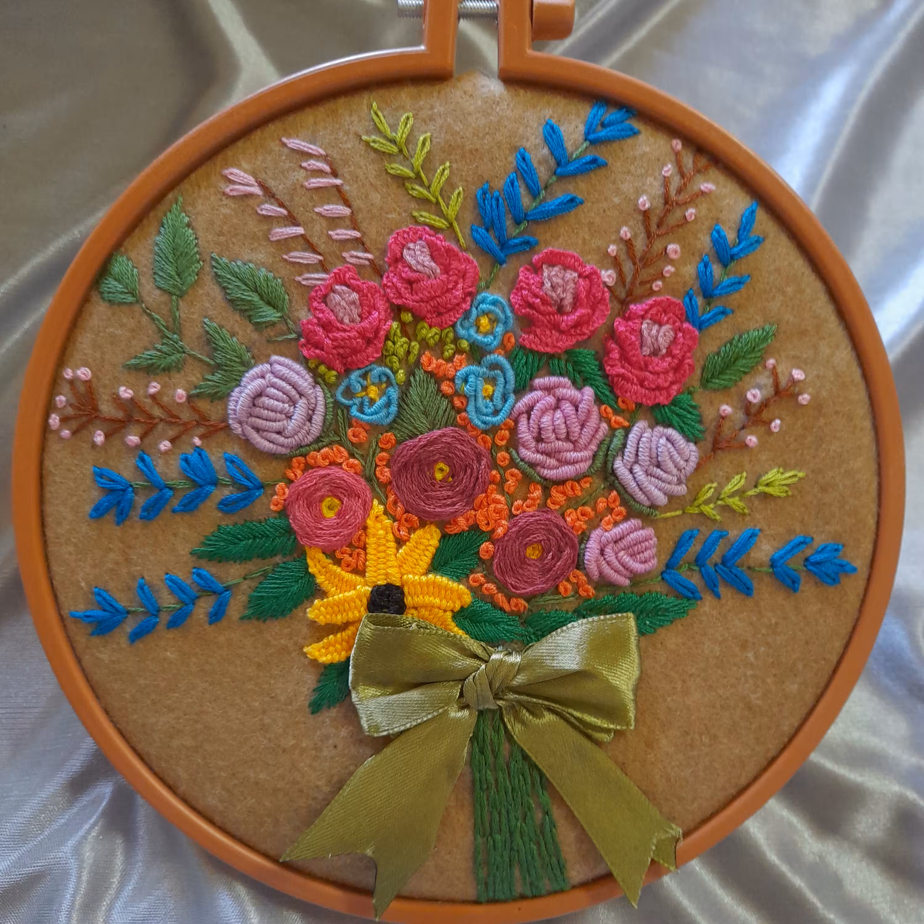 دیوارکوب گلدوزی شده دسته گل زیبا
