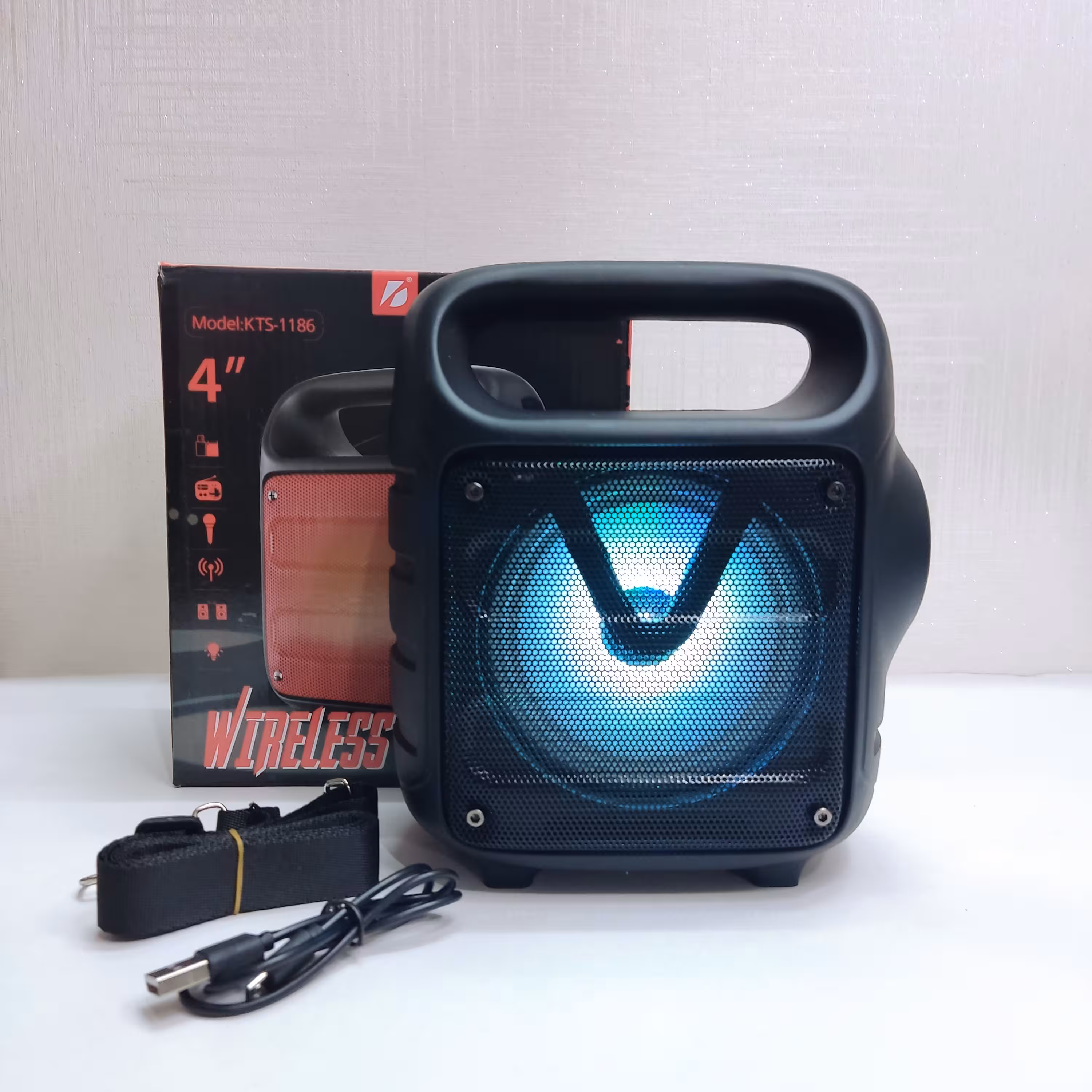 اسپیکر بلوتوثی قابل حمل KTS  چهار اینچ دارای چراغ قوه سه حالته 