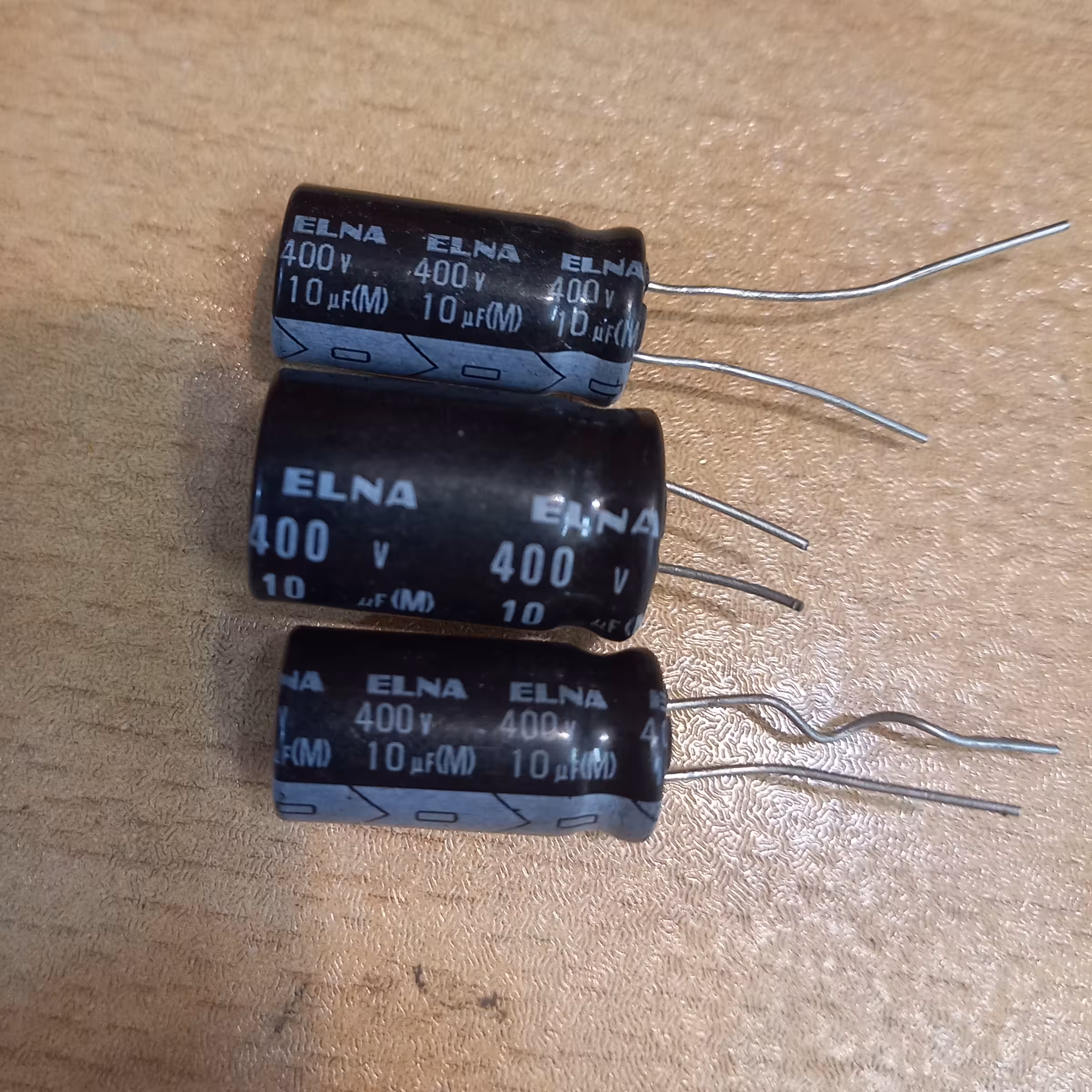 خازن الکترولیت 10 میکرو فاراد 400 ولت پک بسته 20 عددی کد محصول 36