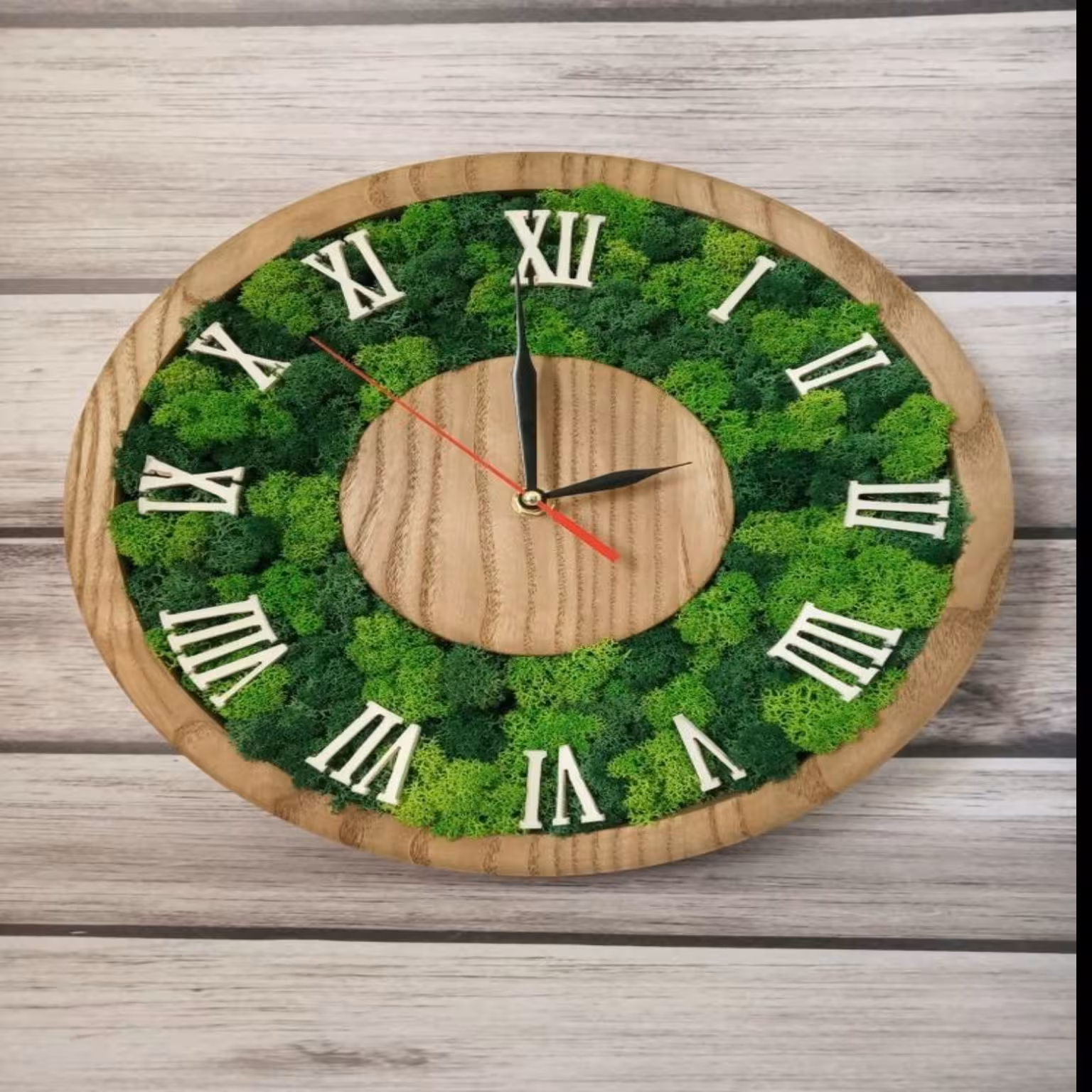 ساعت دیواری چوبی با خزه تثبیت شده و رزین در ابعاد و طرح های مختلف 