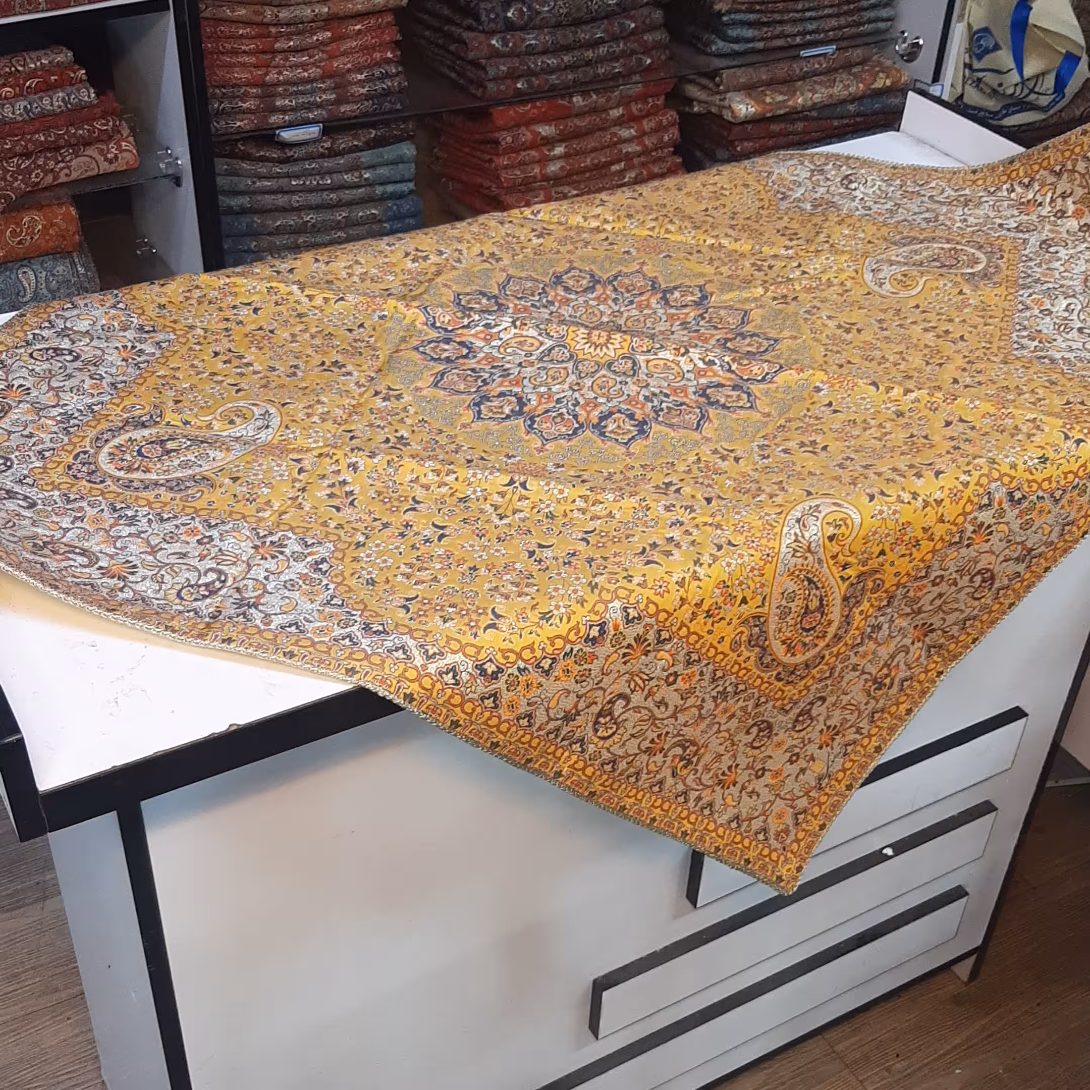 رومیزی ترمه ابریشم رضایی طرح گلستان