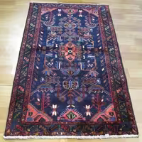 فرش دستباف استلک ساوه، طرح لچک و ترنج، سایز ذرع و نیم، رنگ زمینه سرمه‌ای، رنگ حاشیه سرمه‌ای، کد 40030