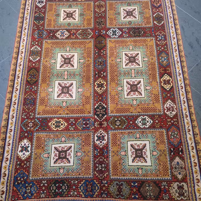 فرش دستبافت یک و نیم متری طرح قشقایی کد AA443