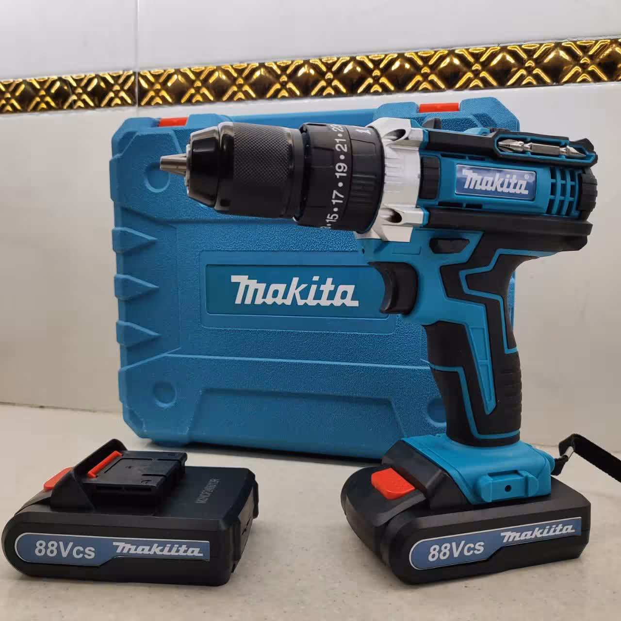 دریل شارژی چکشی 88 ولت ماکیتا دوباتری سه نظام فلزی دارای تراز پیچگوشتی شارژی 88 ولت ماکیتا با کیف و لوازم جانبی کامل