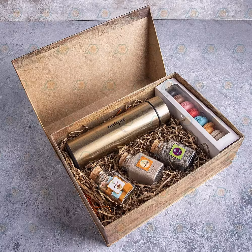 پک هدیه چای نوش (فلاسک یونیک درجه دار-کیوبی-چای کوهی-چای ماسالا-شیرینی ماکارون)