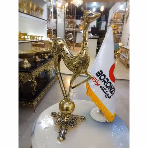 مجسمه غزال ایستاده بزرگ