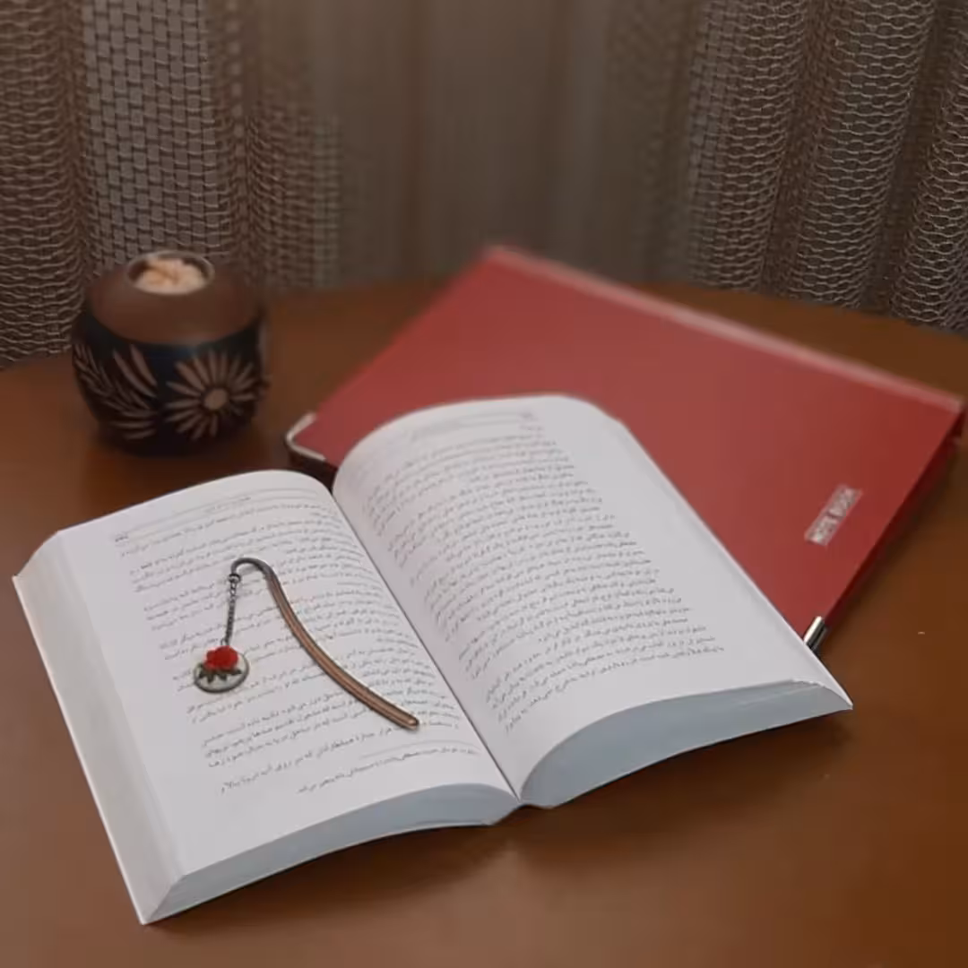 نشانگر کتاب (بوک مارک) مدل عصایی گلدوزی شده با دست قطر 2 و بلندی  حدودا 12 سانت