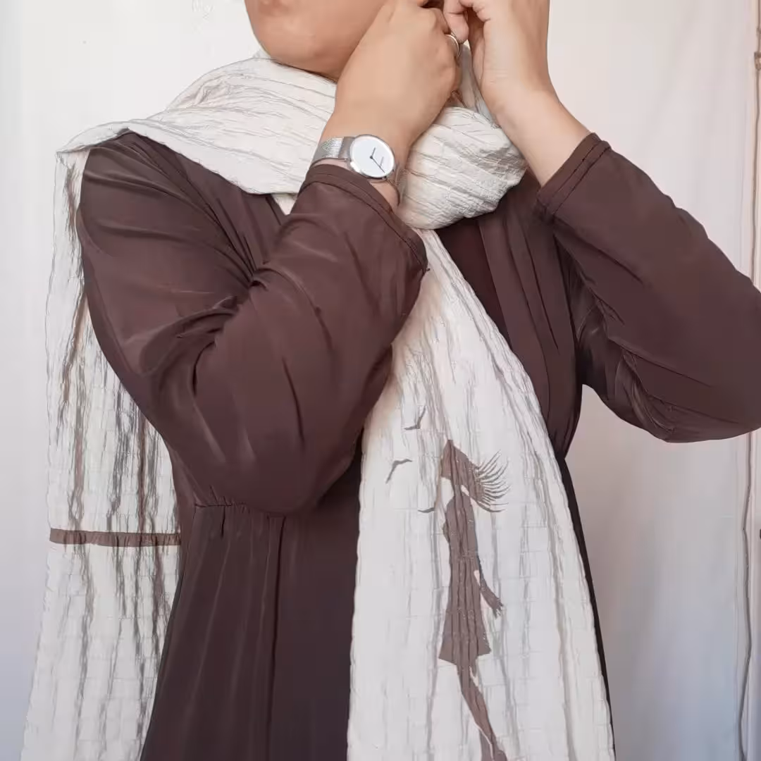 شال طرح دخترک با جنس پاییزی کرم رنگ