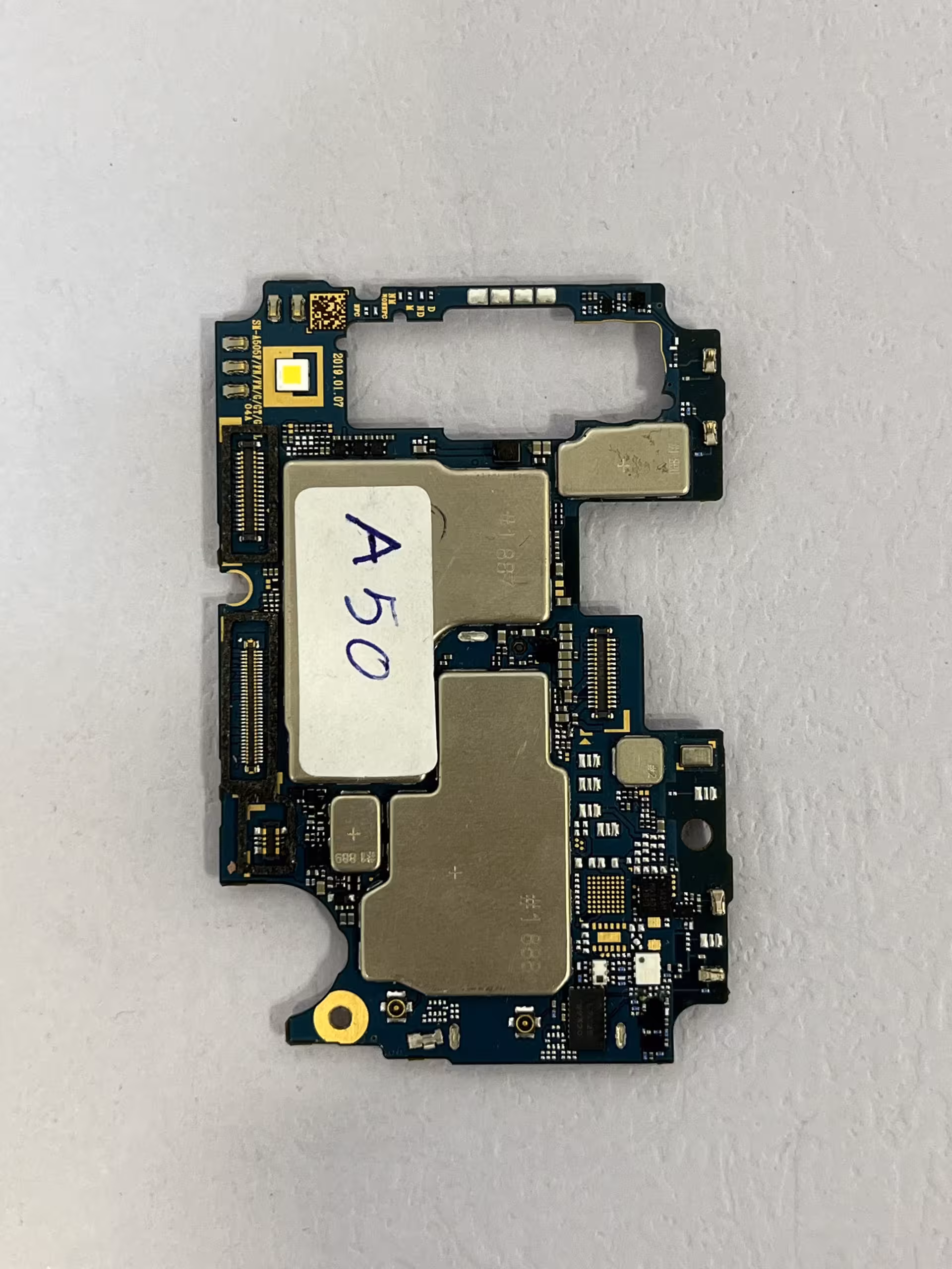 مادر برد سالم اصلی سامسونگ مدل Samsung A50 حافظه 128 گیگابایت و رم 4 گیگابایت ریجستری: دارد وضعیت سفید داخل شبکه و قابل استفاده