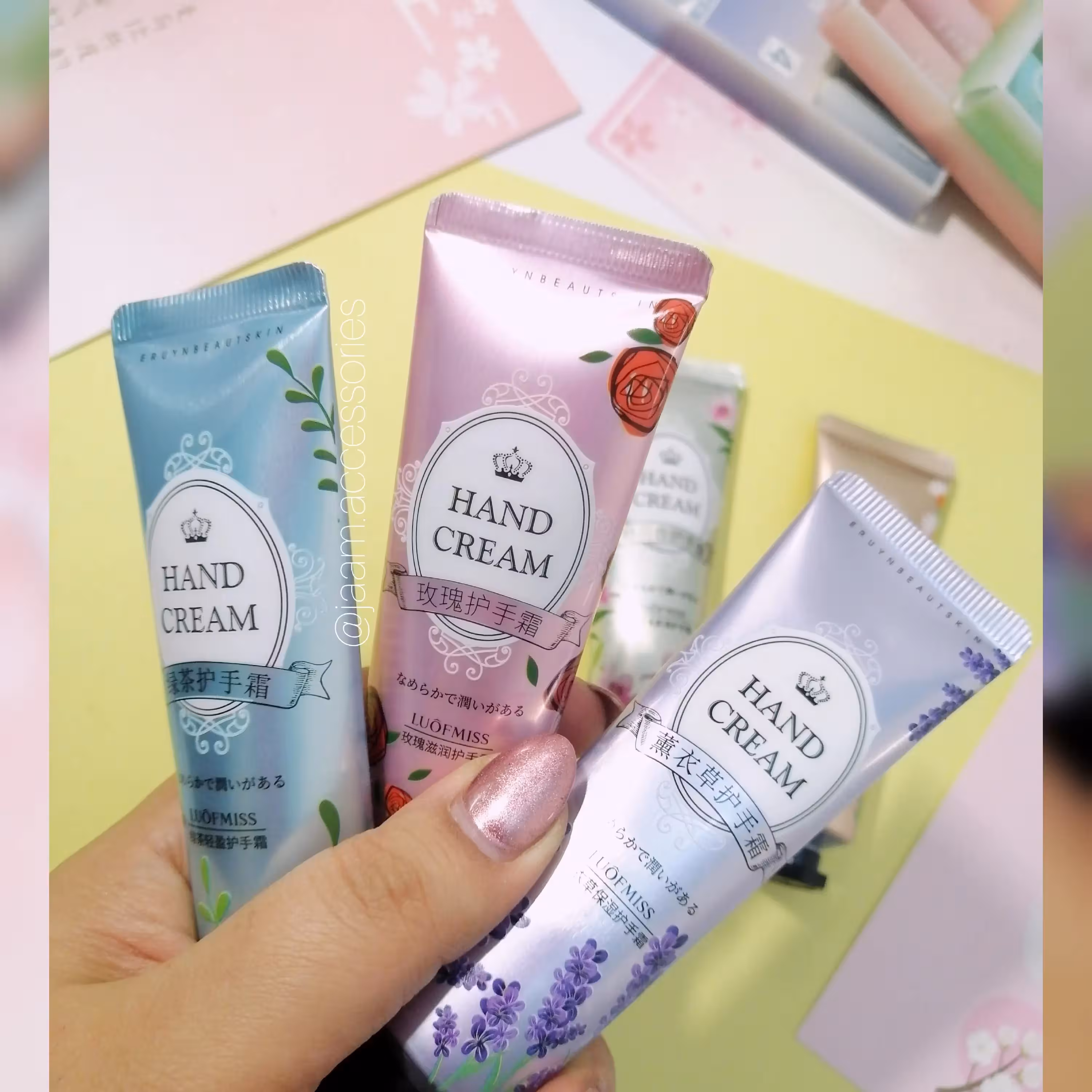 کرم مرطوب کننده دست برند لوفمیس با رایحه گل فروش دونه ای