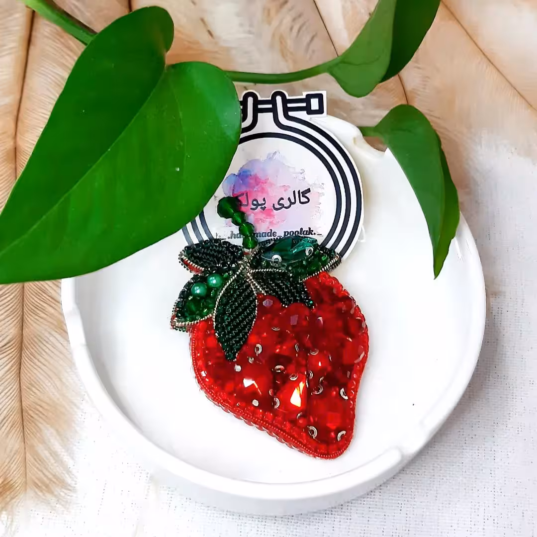 سنجاق سینه جواهردوزی شده توت فرنگی(ارسال رایگان)
