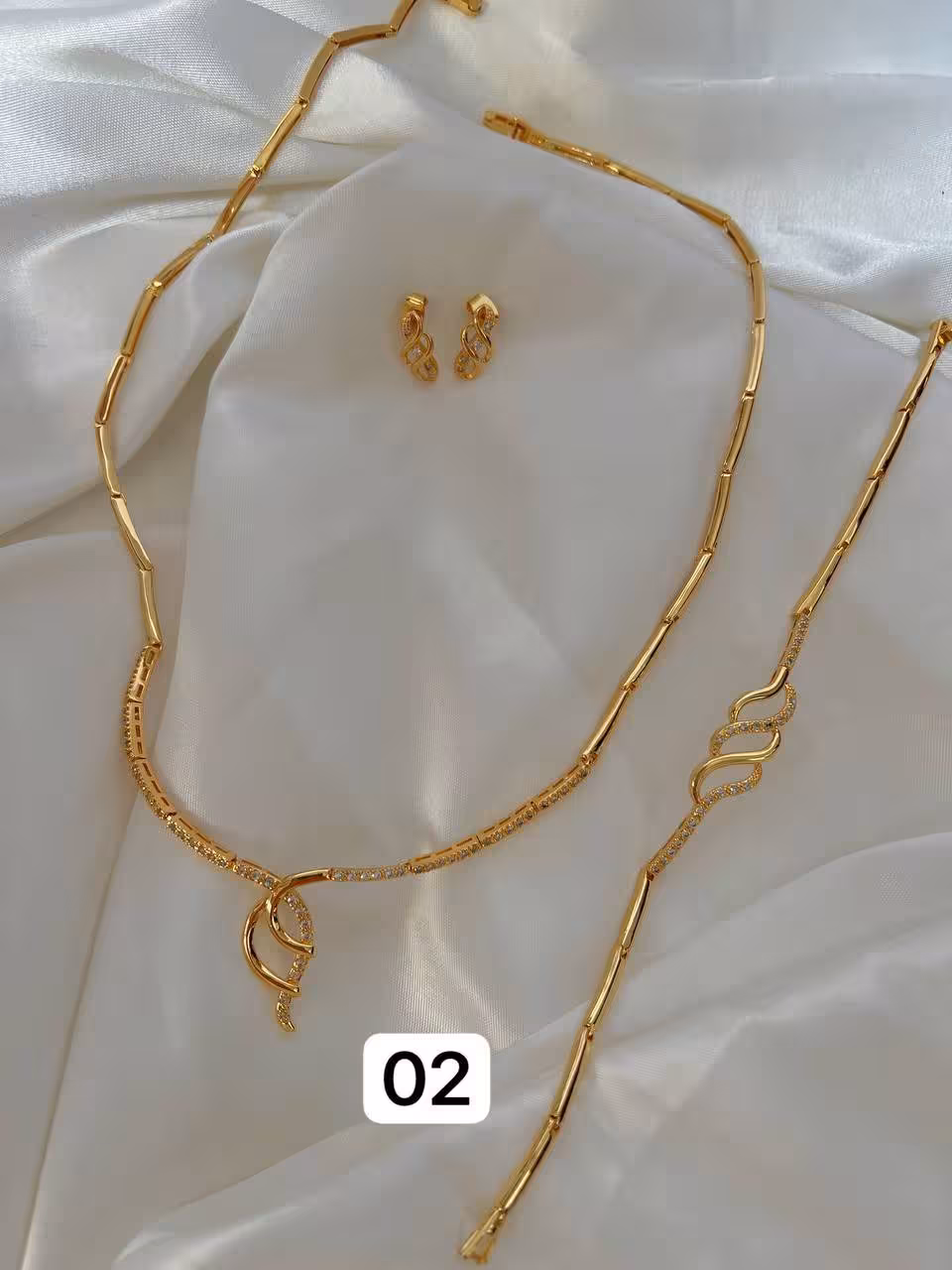 کالکشن نیمست طرح طلا685 شامل گردنبند دستبند گوشواره/ضدحساسیت/هرگونه بدلیجات از موادشوینده عطرادکلن استخر دورباشند