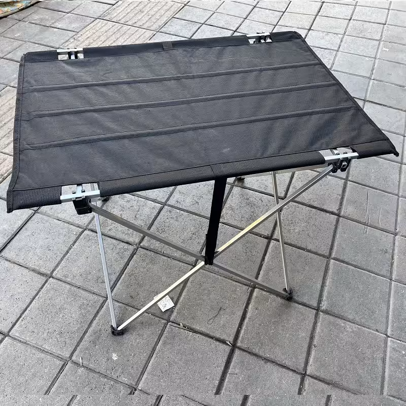 میز مسافرتی تاشو با اسکلت بندی ضربدری و رویه برزنتی تقویت شده با فلز کد5