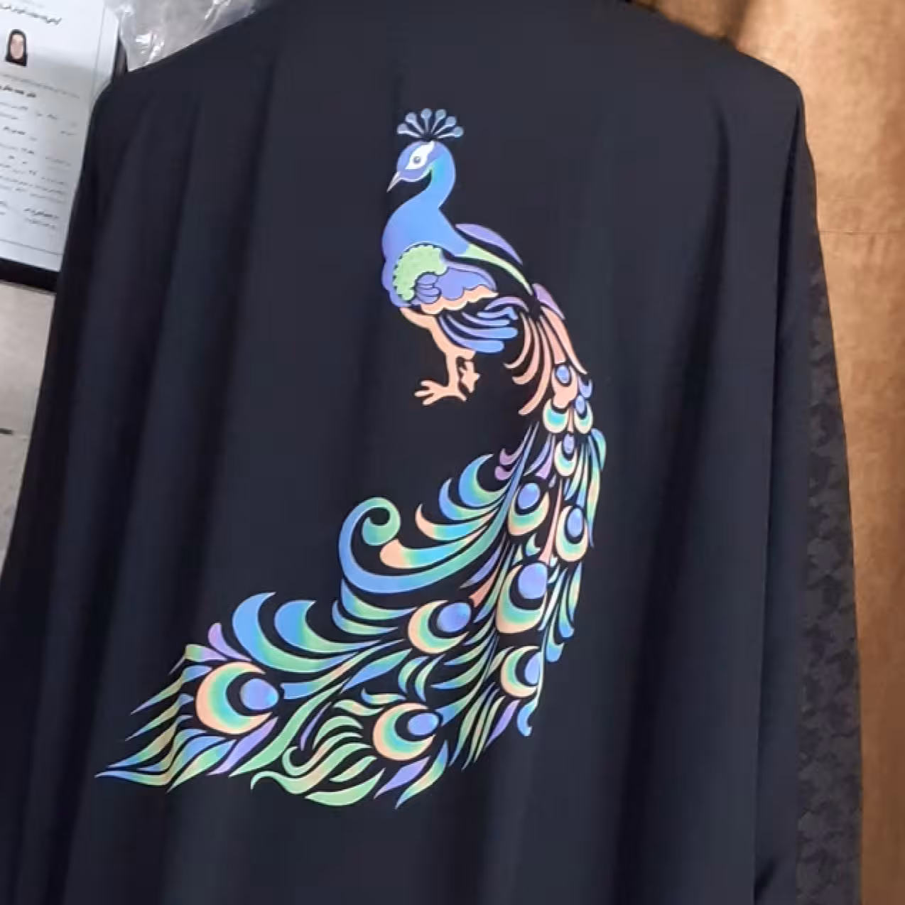 عبا  ی بسیار زیبا با کیفیت درجه یک پارچه ژورژت کن کن متریال پر طاووس و طرح چاپ سابلیمیشن روب پاچه 