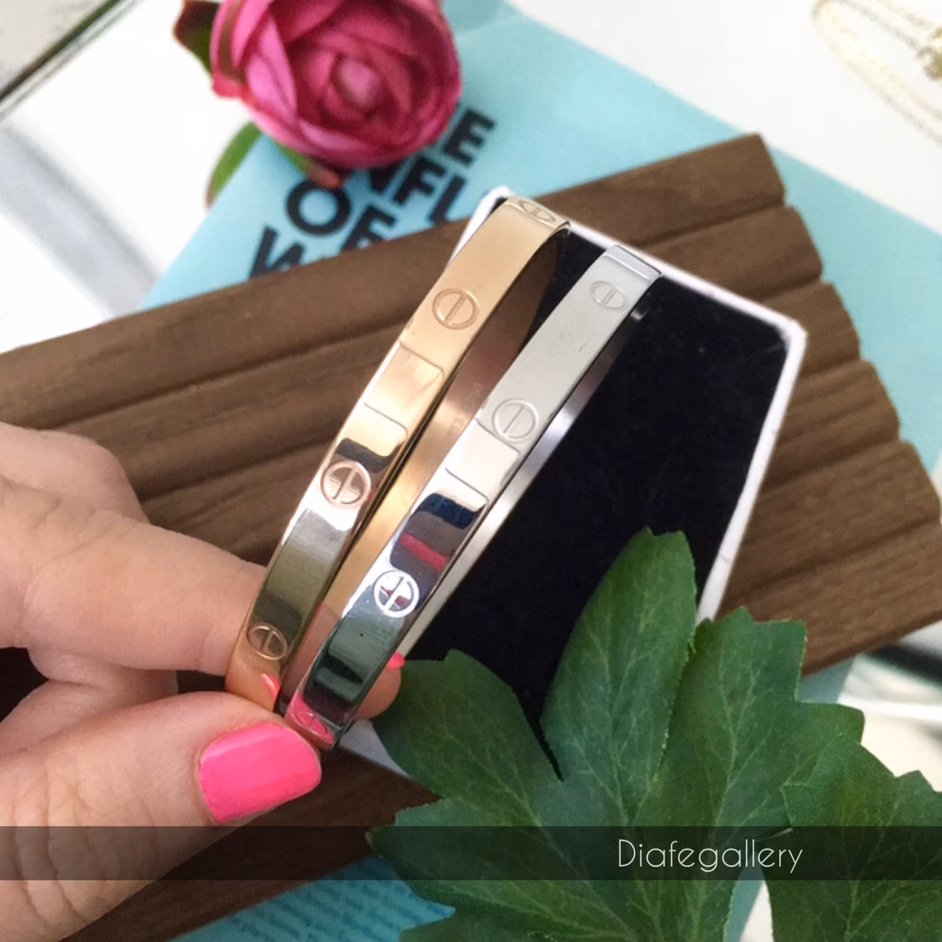 دستبند النگویی کارتیه استیل رنگ ثابت کارتیر آبکاری طلا با حک  لوگو