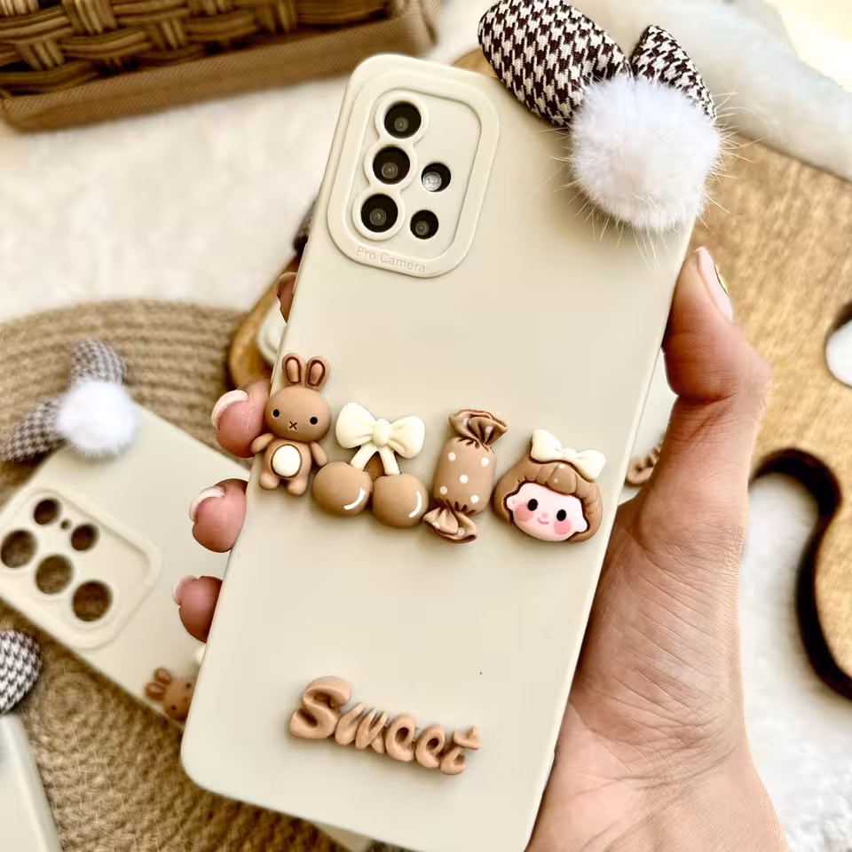 قاب گوشی دختر و شکلات رنگ کرمی برای سامسونگ و آیفون و شیائومی