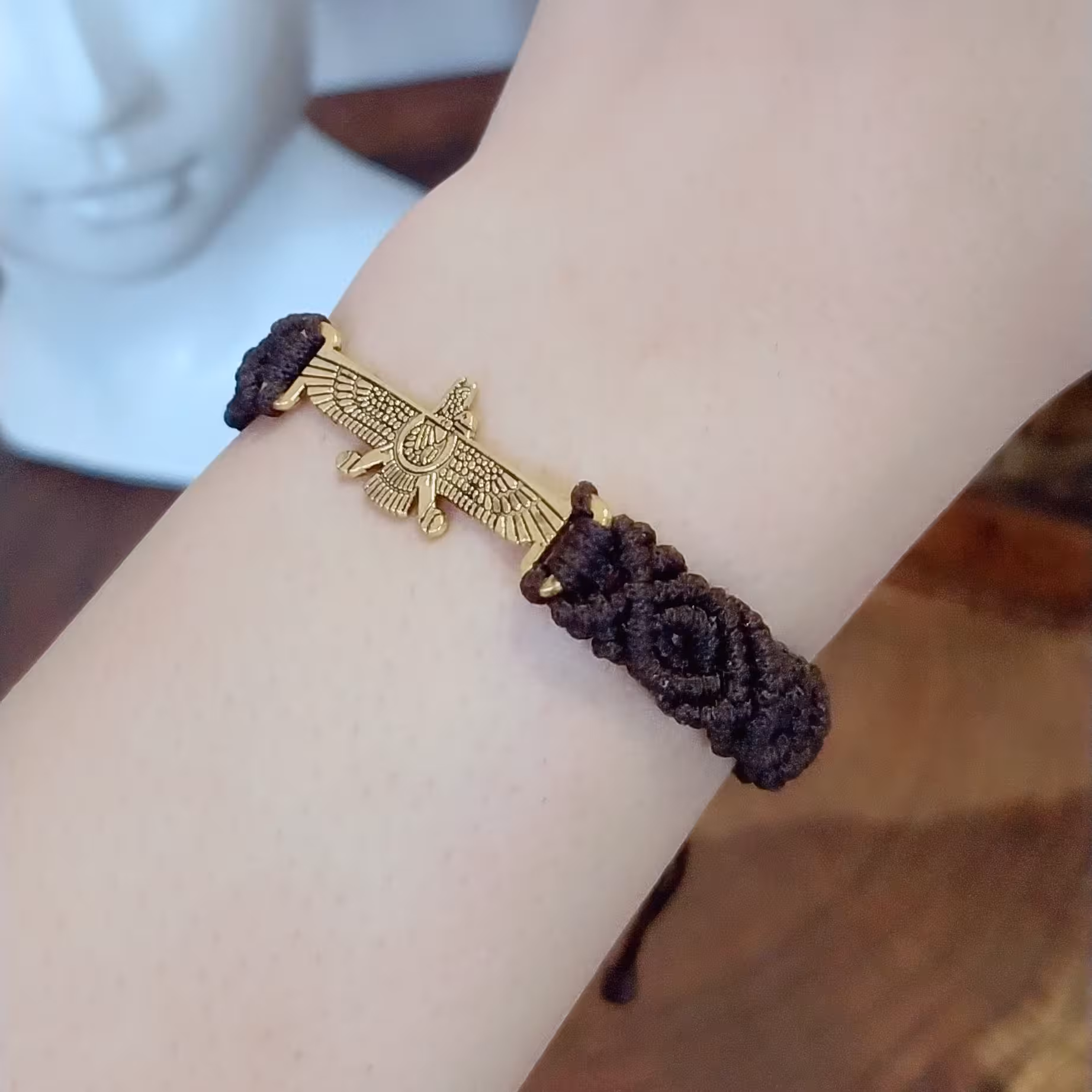 دستبند نخی اسپرت قهوه ای قابل تنظیم سایز بافت مکرومه پلاک فروهر