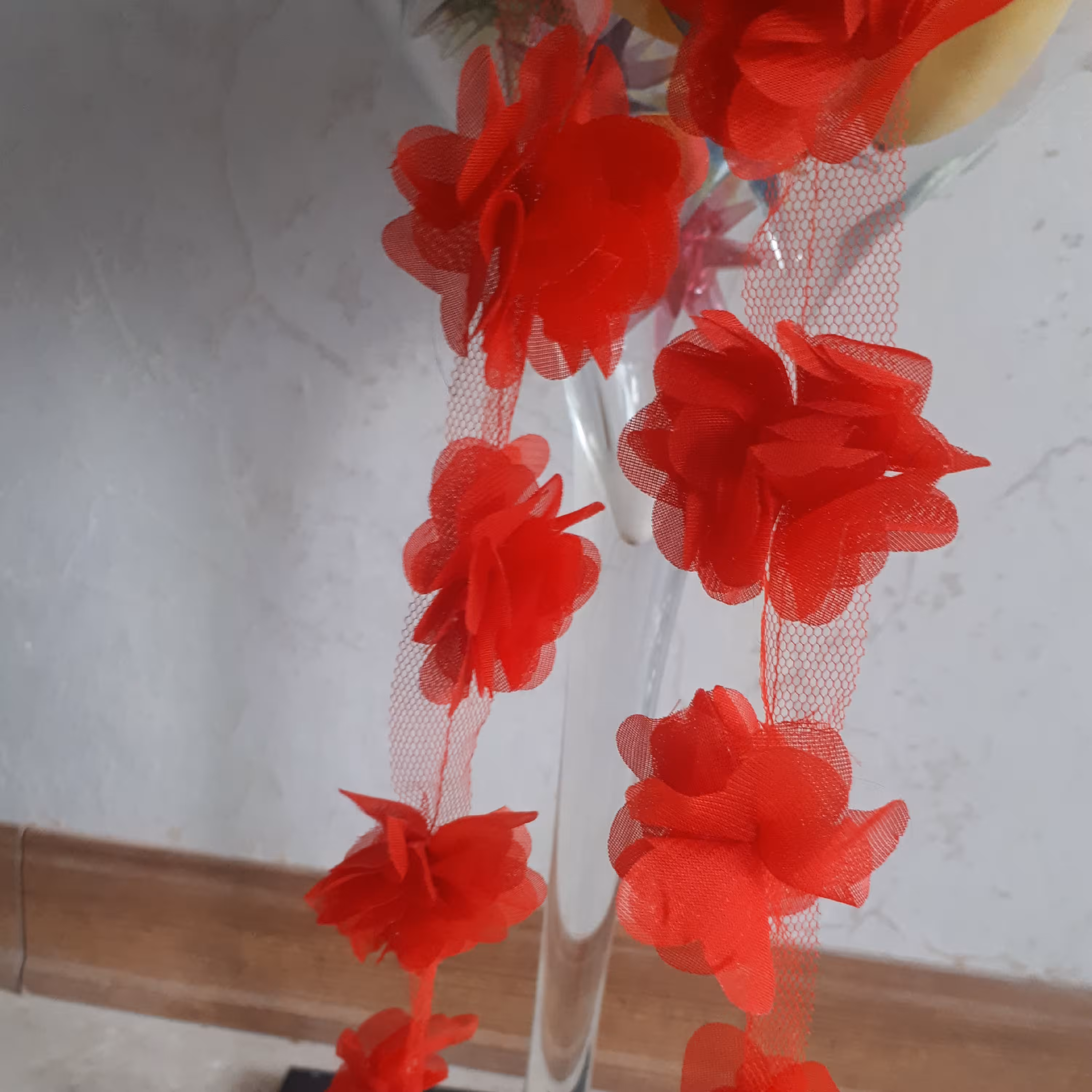 نوار تزیینی توری قرمز با گلهای به قطر 5 سانت