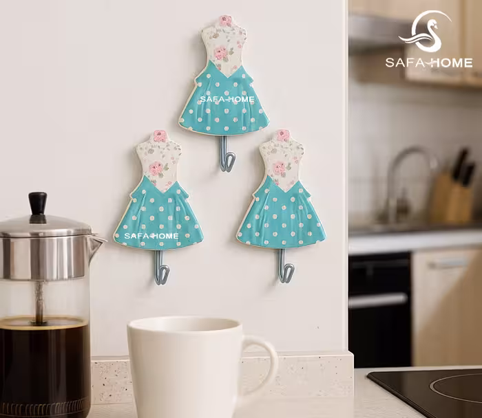 گیره چسبی آشپزخانه مدل لباس مجموعه 3 عددی