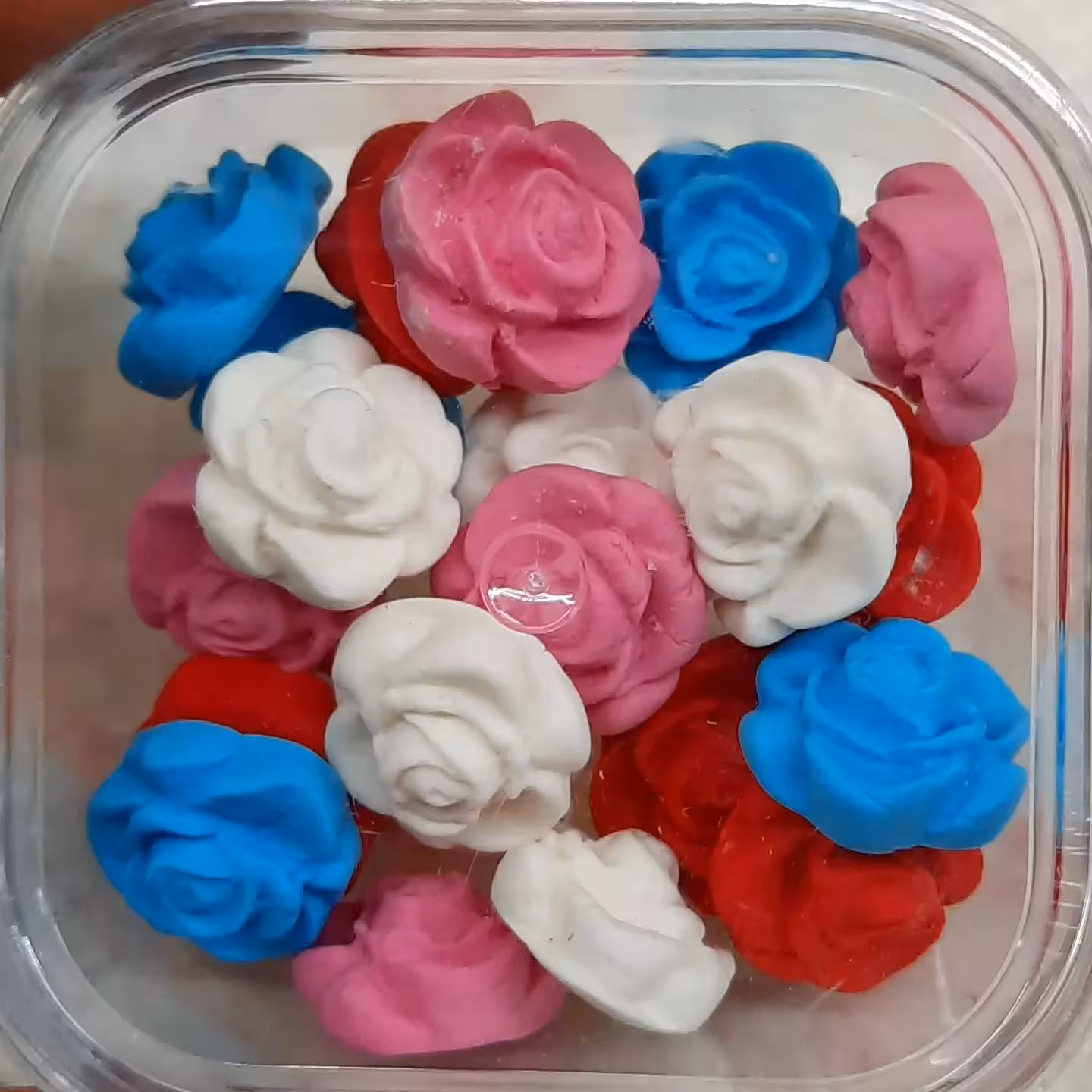 گل فوندانت تزئینی طرح گل رز رنگی