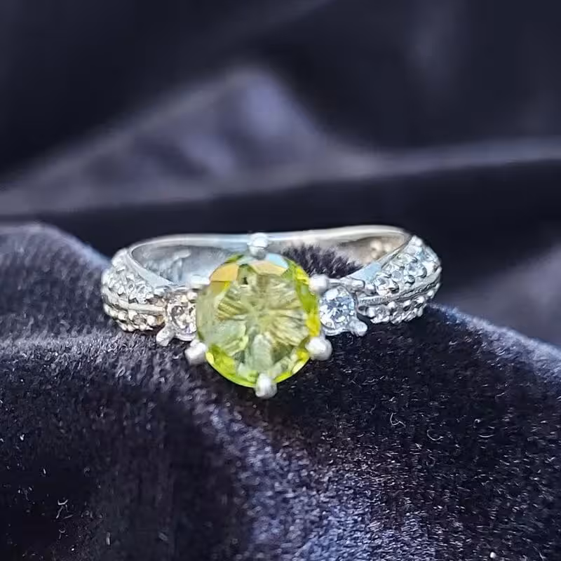 انگشتر نقره زنانه نگین زبرجد اصل ظریف آقابزرگ کد 543