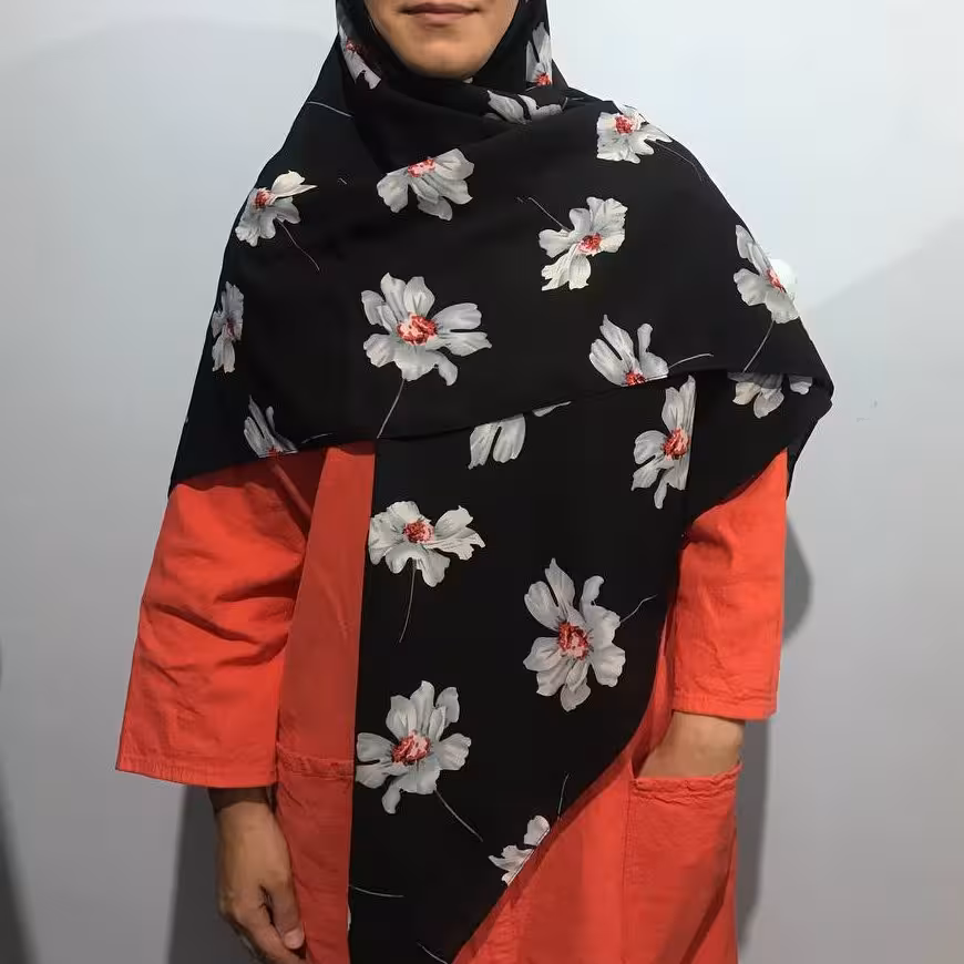 روسری ساده و چین دار با طرح گل و زمینه مشکی