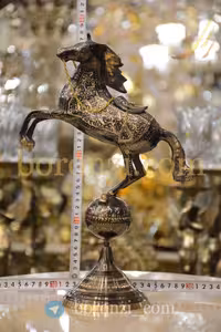 اسب برنزی رو کره سیاه قلم زنی 37 سانت