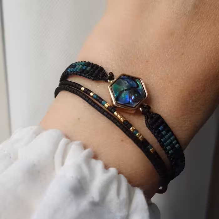 دستبند اسپرت بافته شده از  منجوق  میوکی دلیکا و پلاک استیل میناکاری سبز